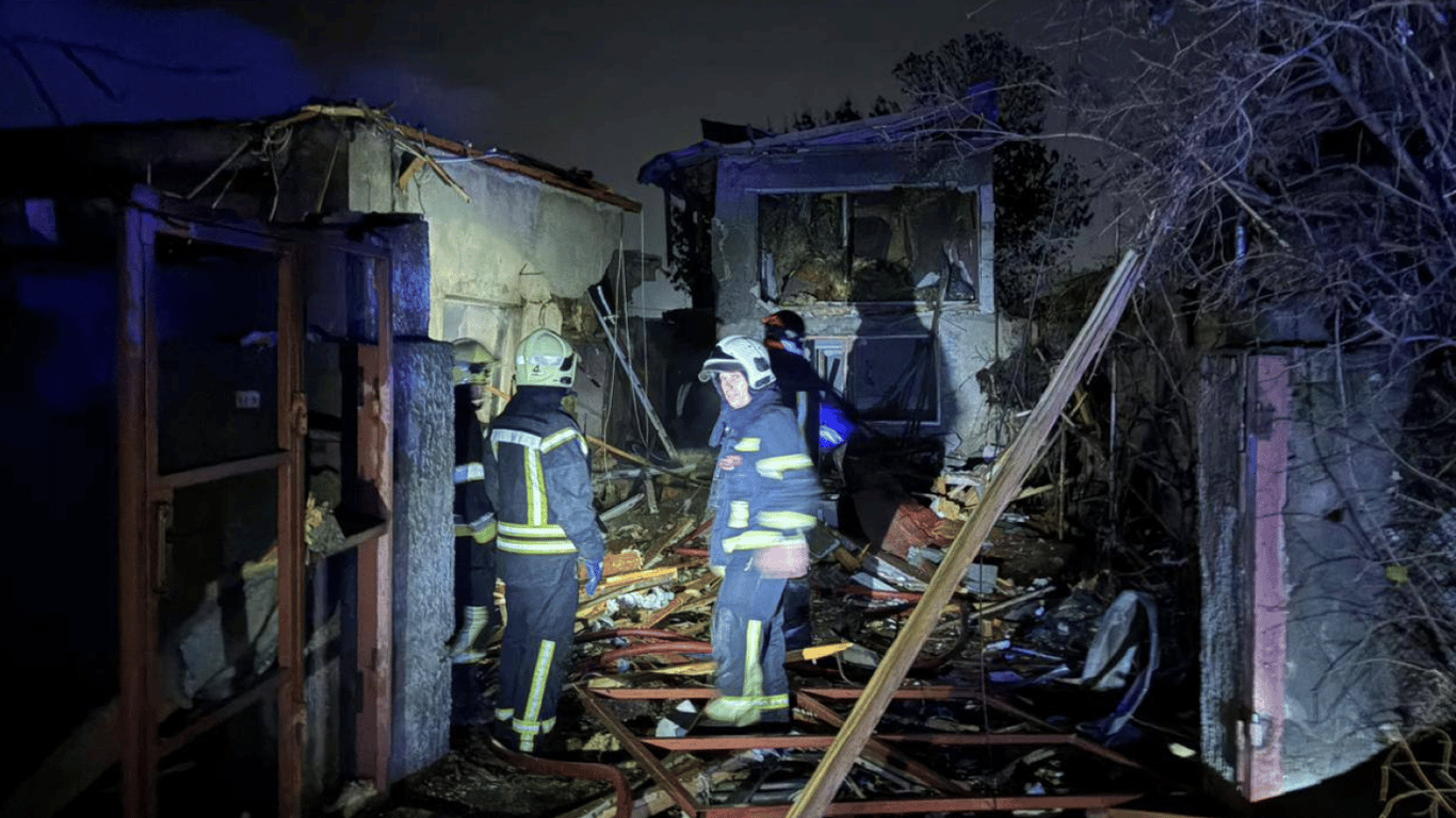 РФ вдарила дронами по Одесі — пошкоджено будинок, є постраждалі