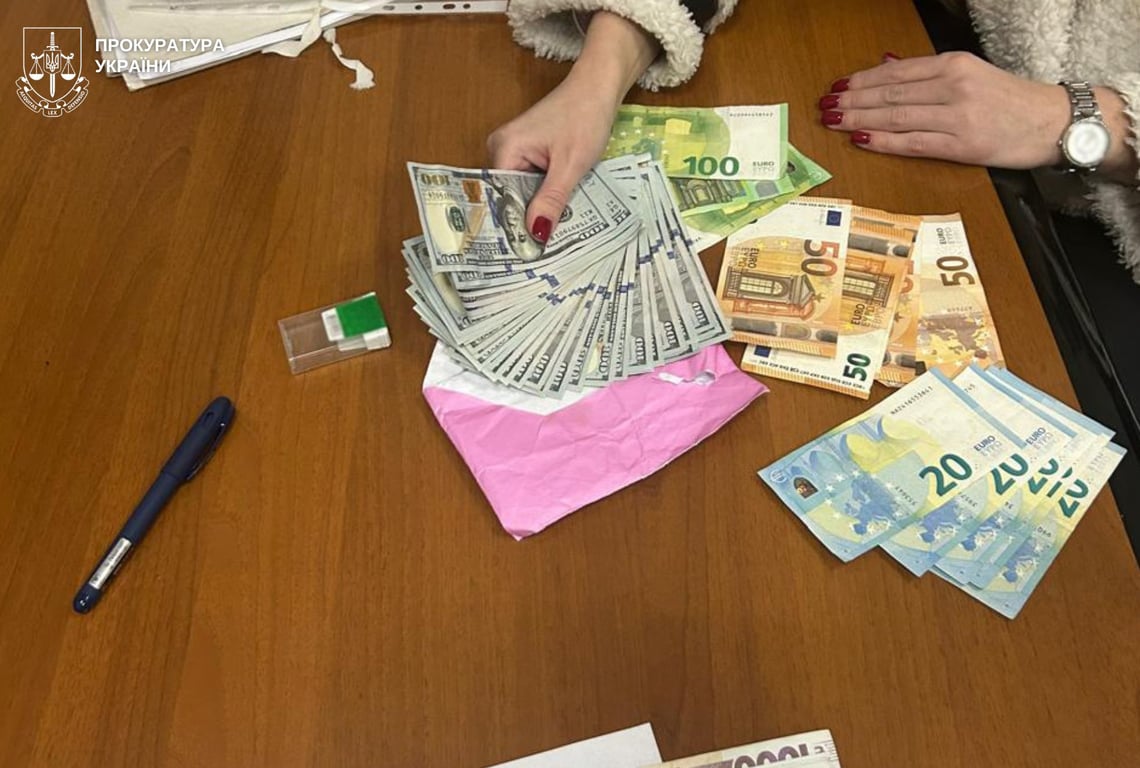 На Львівщині адвокат за хабар хотів допомогти оформити опікунство