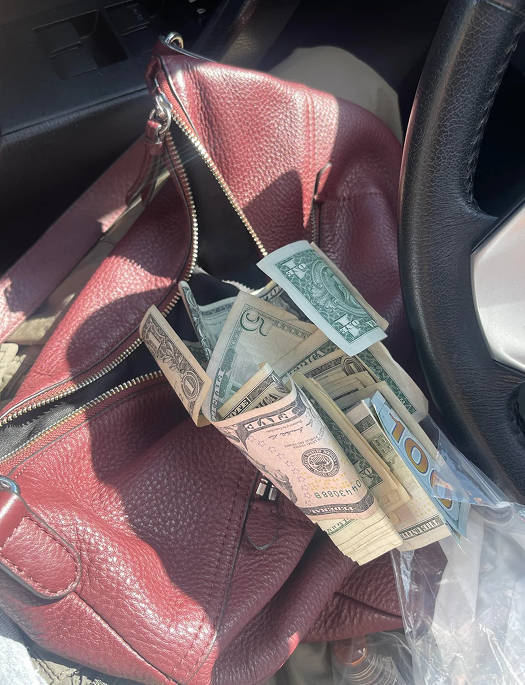 Жінка знайшла дещо в сумці із секонд-хенду