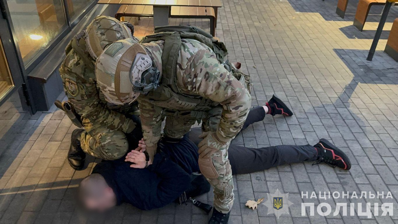 поліція затримує чоловіка