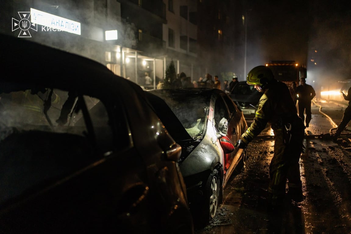 Горілі автомобілі після нічної атаки на Київ 1 жовтня