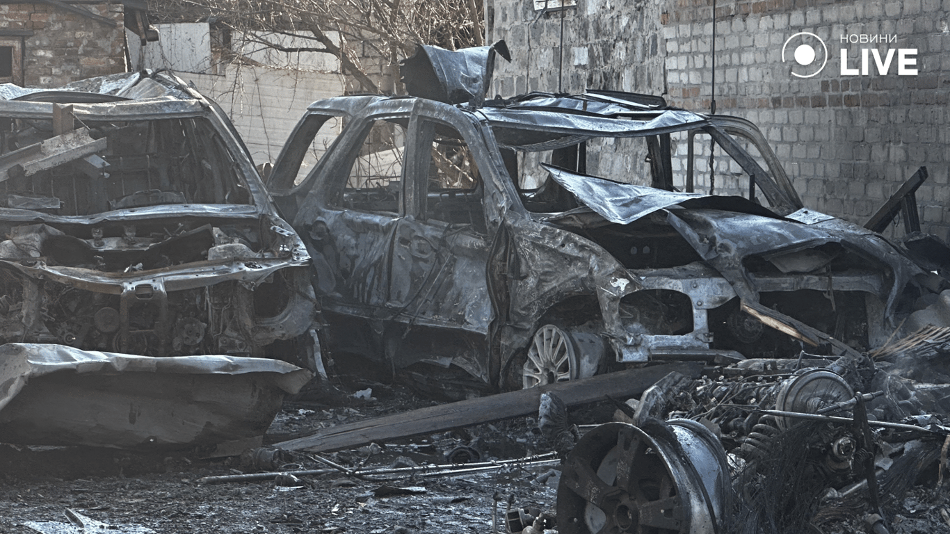 Згорілий автомобіль серед уламків будівель після удару КАБом по Харкову
