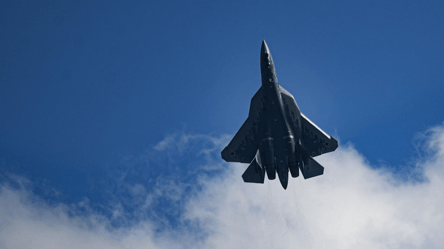 В Ереване российский самолет влетел в столб и ограждение — фото - 285x160