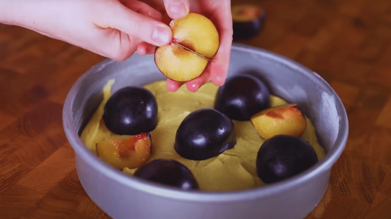 тісто та сливи