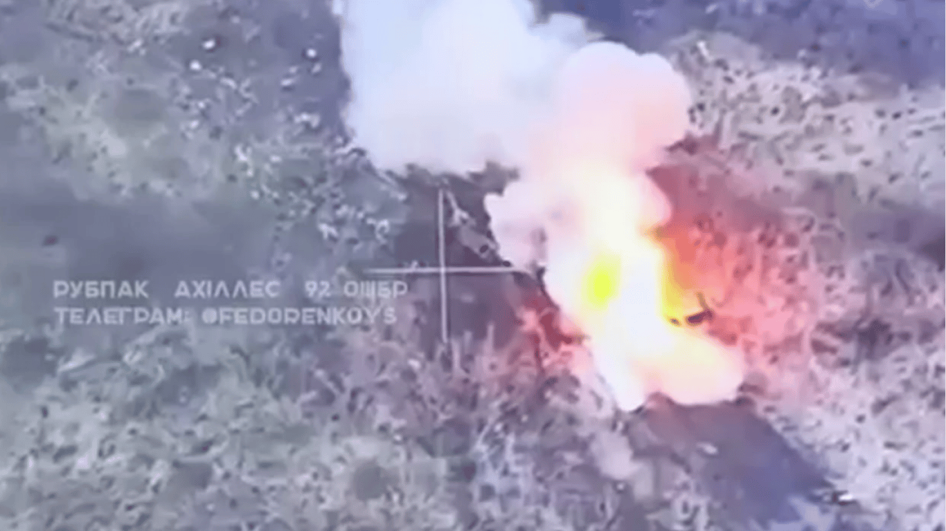 Українські військові показали, як дроном знищили танк окупантів
