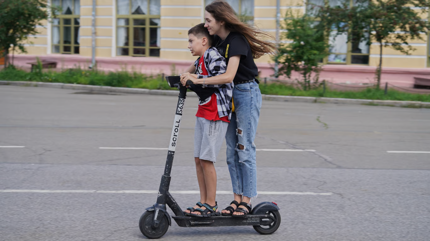 Полиция может запретить детям до 14 лет выезд на дороги на самокатах