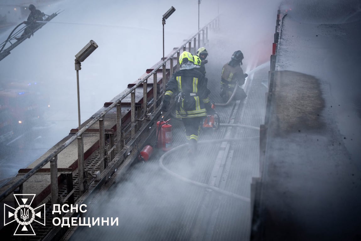 Пожежа у порту на Одещині — ДСНС показали масштаби - фото 6