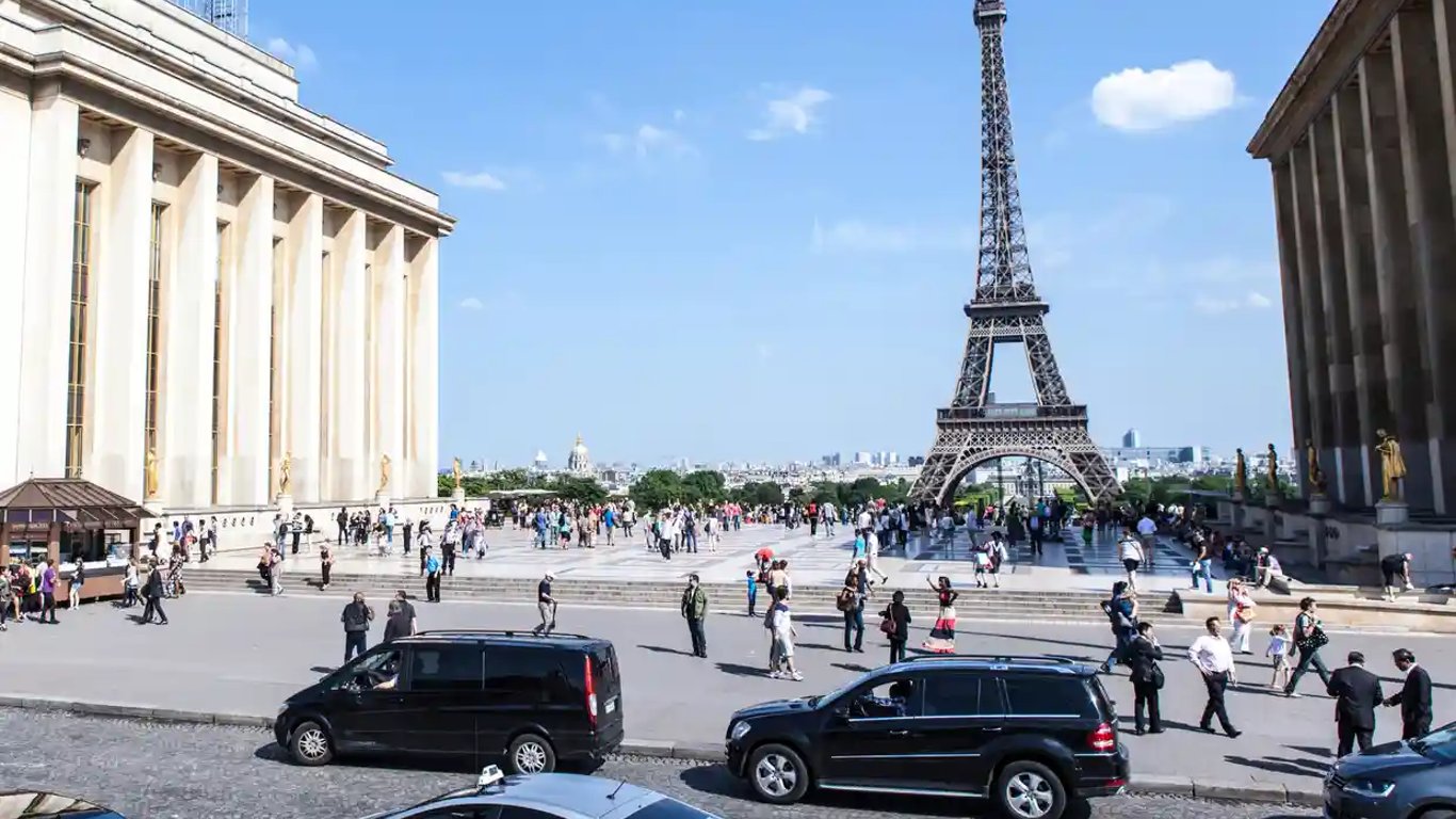 В Париже владельцам внедорожников добавят хлопот: что решили власти