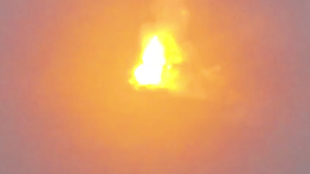 Яскрава детонація — нацгвардійці показали, як дрон-камікадзе підірвав російський танк - 285x160