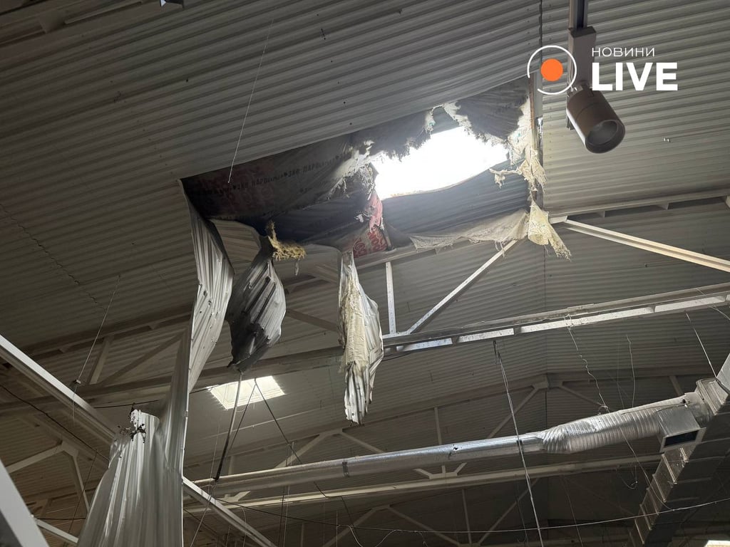 Влучання РФ по меблевому в Харкові — фоторепортаж наслідків - фото 1