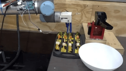 Ученые создали робота-повара, который учится готовить по видео - 285x160