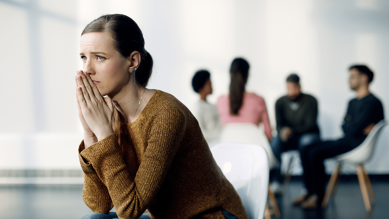 Чому люди хвилюються про те, що про них подумають інші