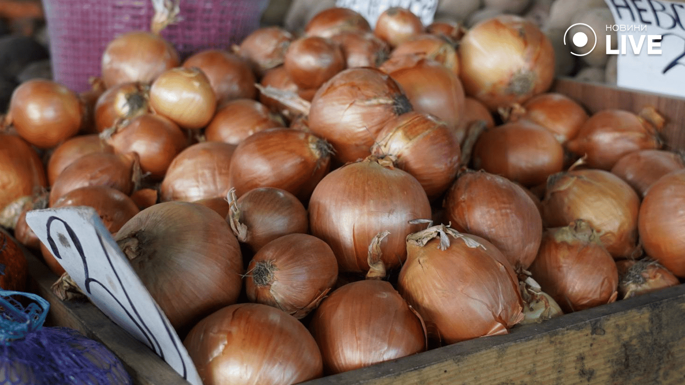 Цибуля на полицях одеського ринку Привоз