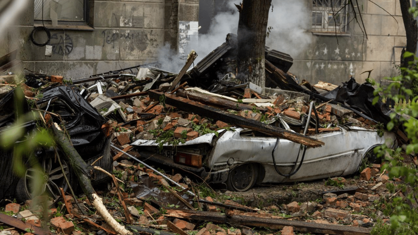 Как жители Днепра приходят в себя после ракетного удара по городу — видео