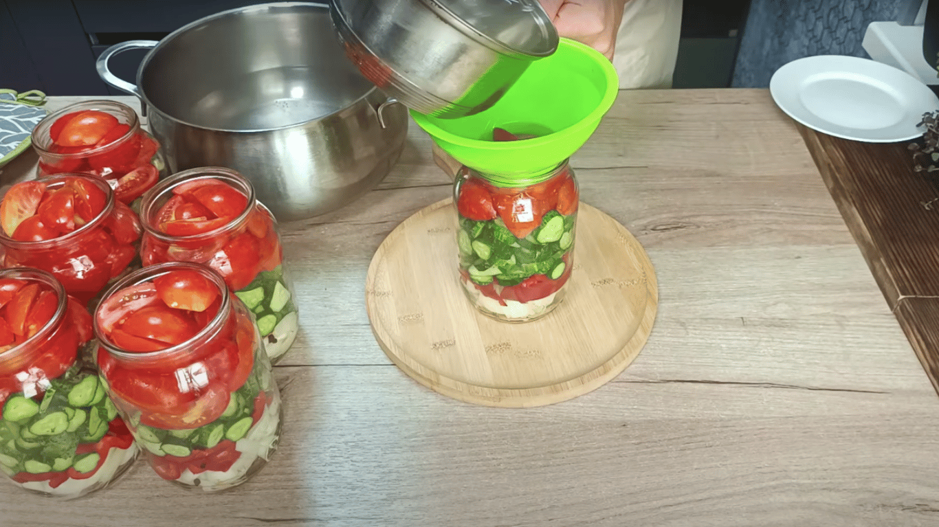 салат з огірками та помідорами на зиму