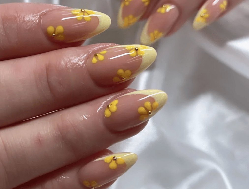 Красивый французский маникюр с цветами