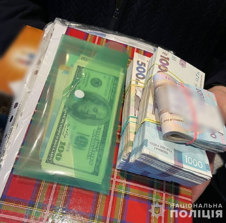 Гроші, які знайшли в поліцейских-хабарників