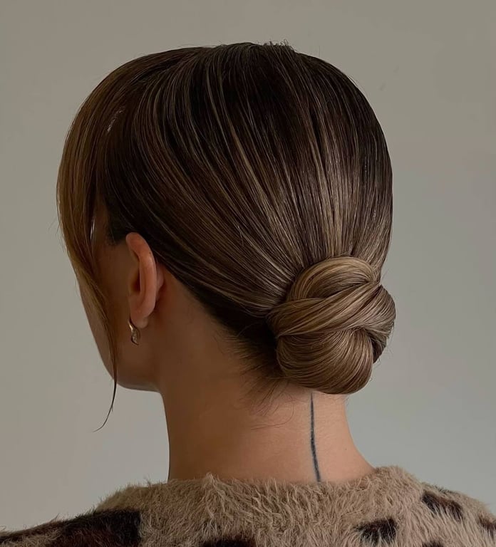 Пучок на голові завжди має елегантний вигляд