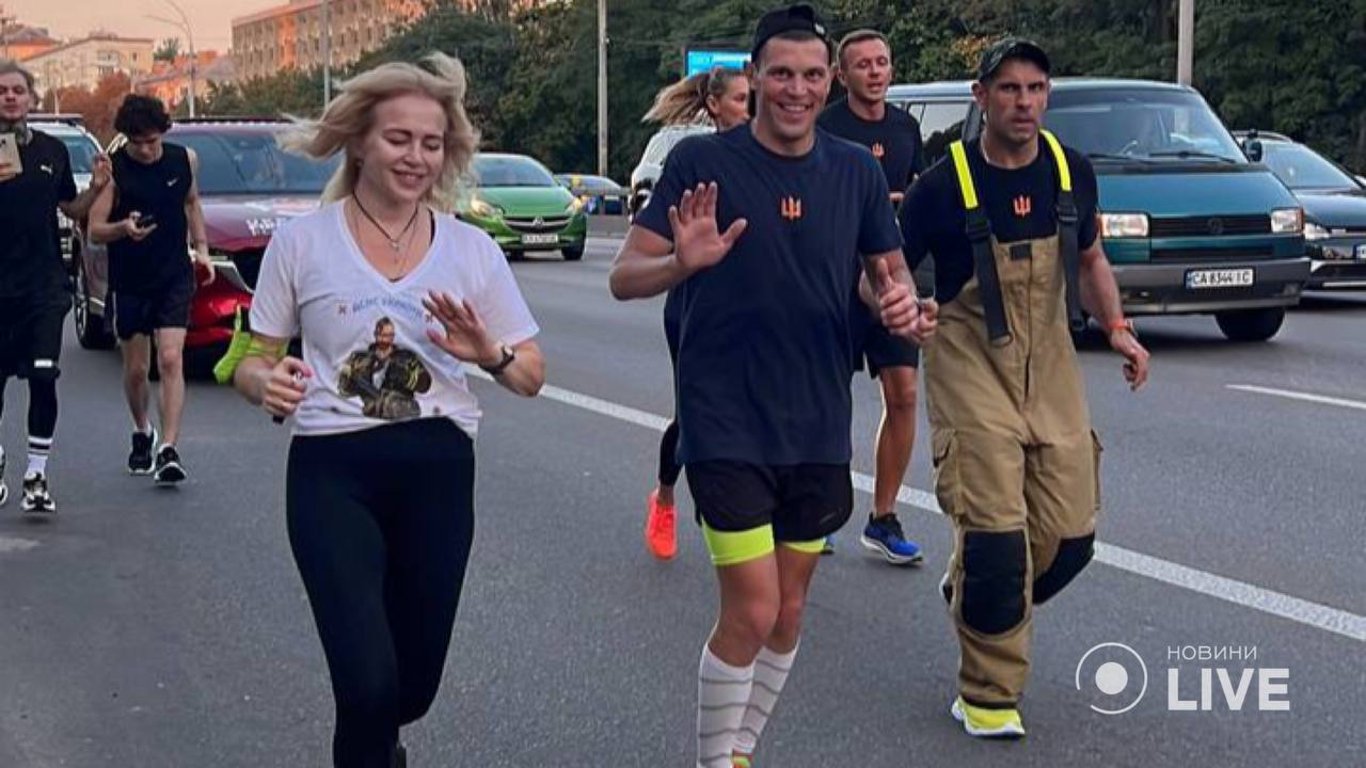 В Киеве спасатель бежит 100-километровый марафон в рабочем снаряжении