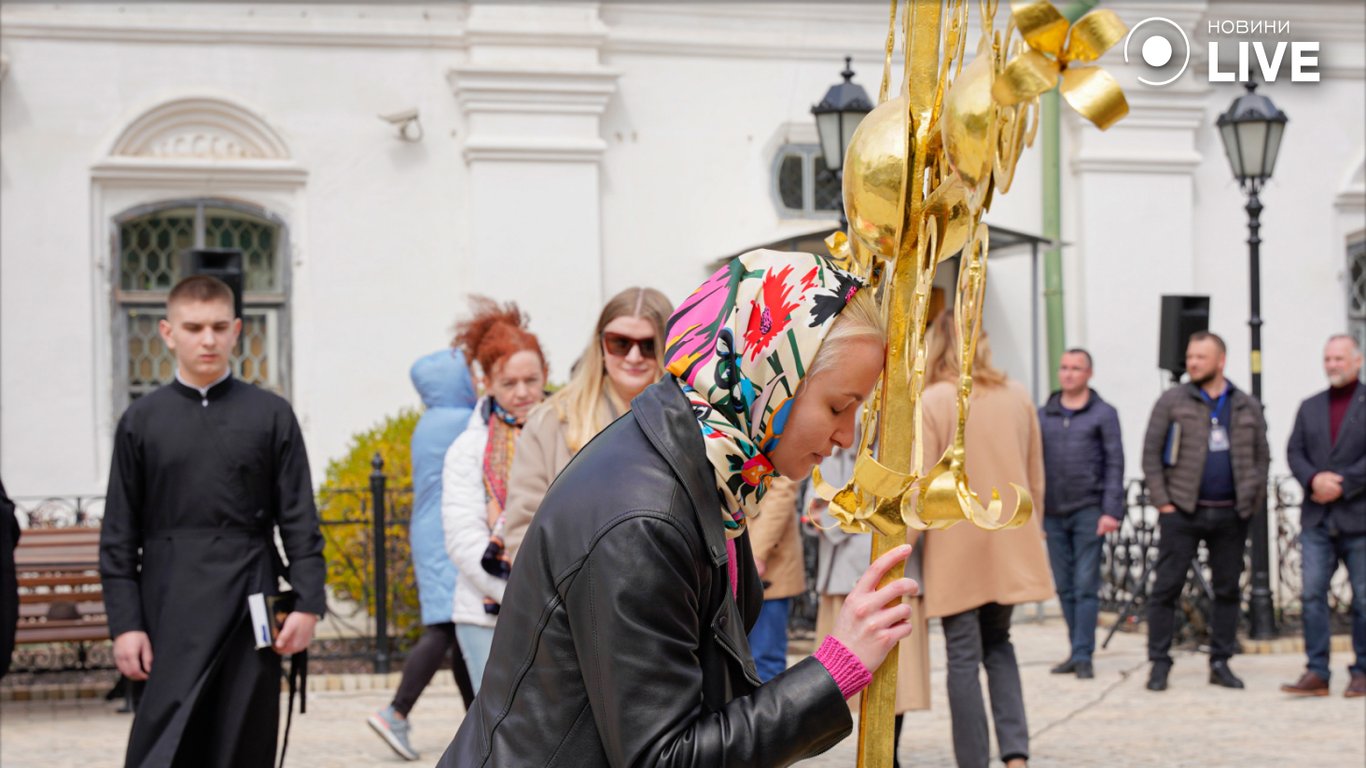 Над старовинною церквою в Києві встановили хрест