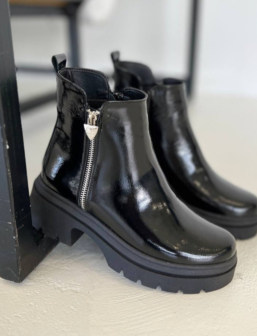 Чому лакові чоботи більше не в моді