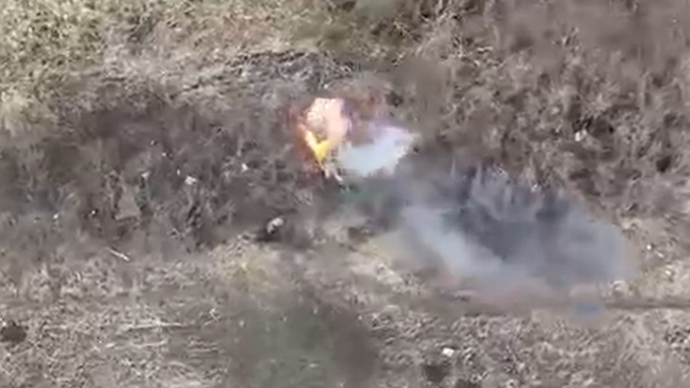 Сырский показал удачное уничтожение вражеской установки украинским дроном на поле боя