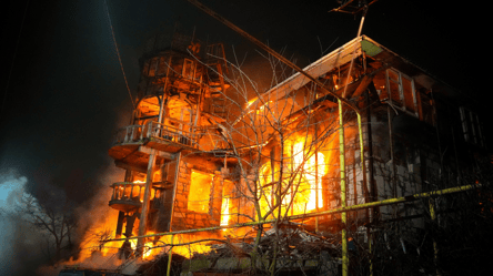Под Одессой сгорел трехэтажный дом — фото и видео последствий - 290x166