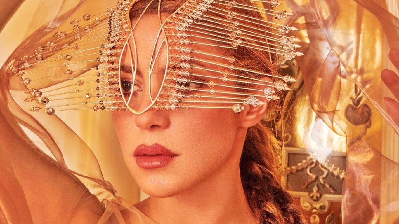Золото и шелк: Шакира топлесс украсила обложку известного глянца
