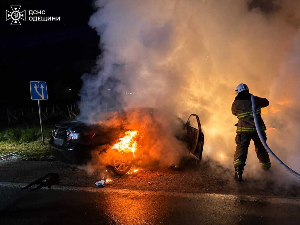 Під Одесою вщент згоріли три автівки