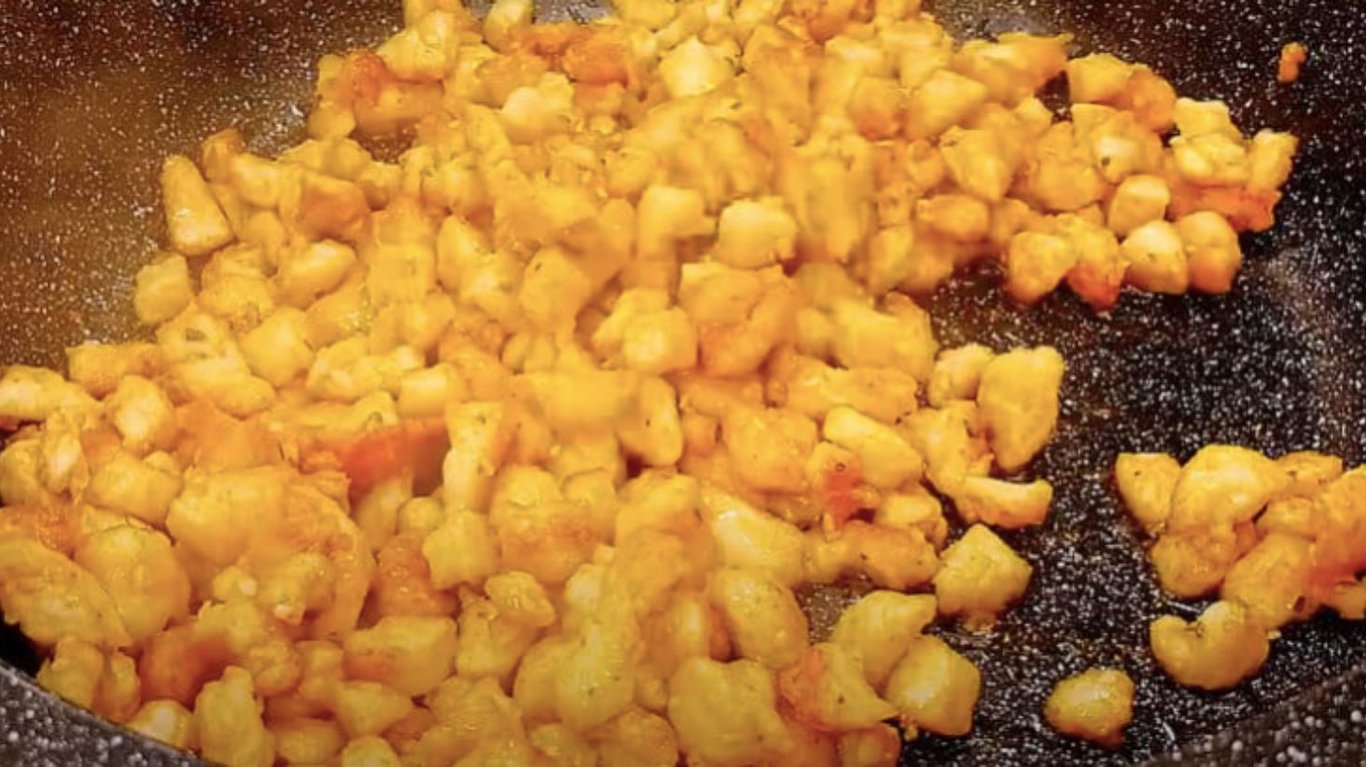 ситний салат на 8 березня з куркою та пекінською капустою