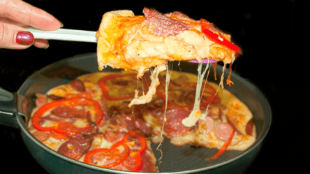 Вкусная и ароматная пицца на сковороде всего за десять минут: простой рецепт - 285x160