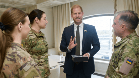 Подарували прикраси: азовці зустрілися з принцом Гаррі - 304x171