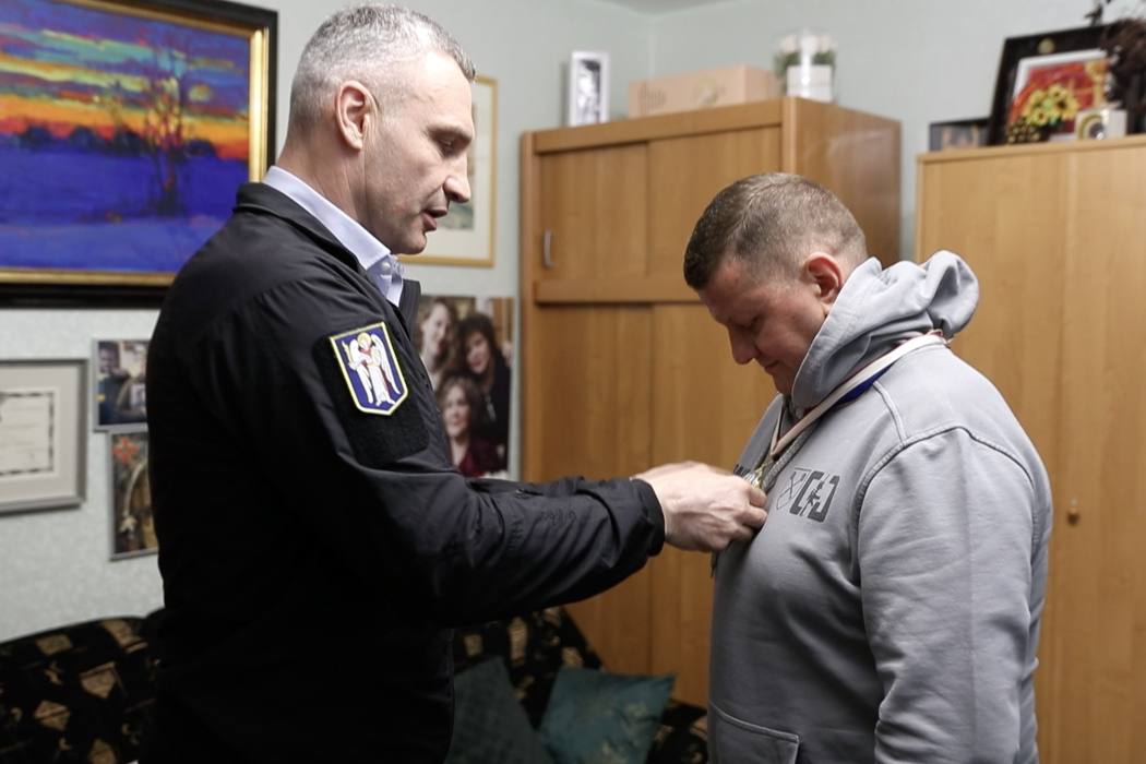 Виталий Кличко вручает награду Валерию Залужному. Фото: Виталий Кличко/Telegram