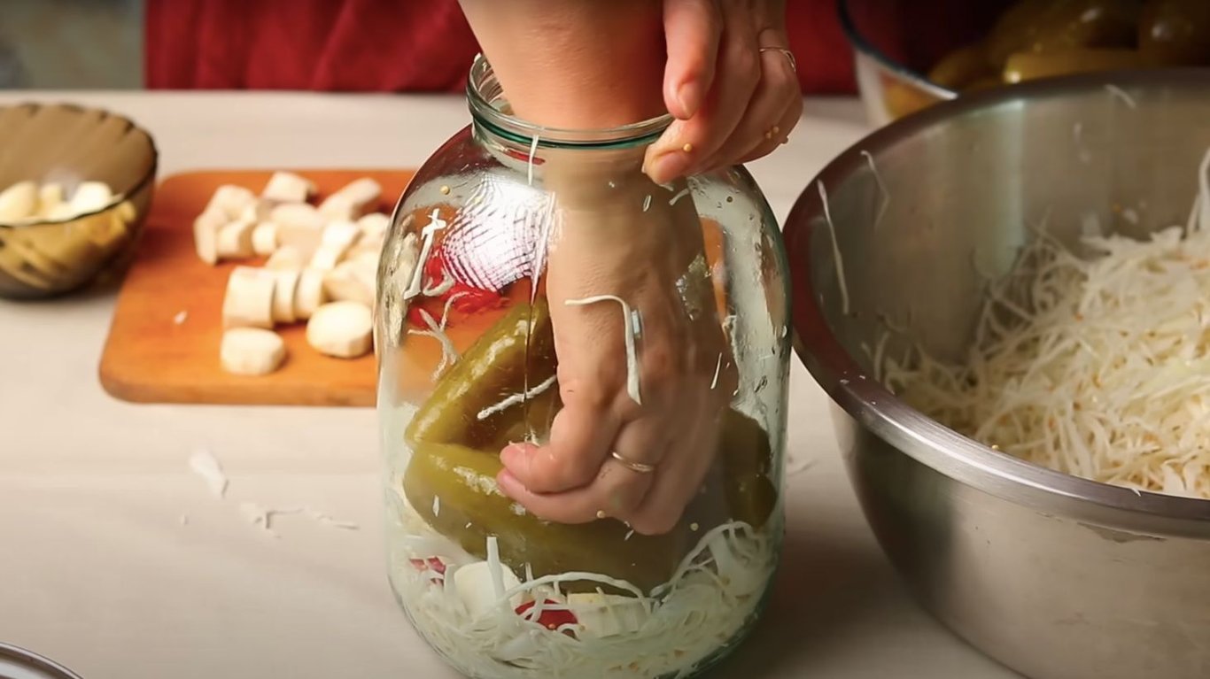 смачна заготовка з капустою та огірками