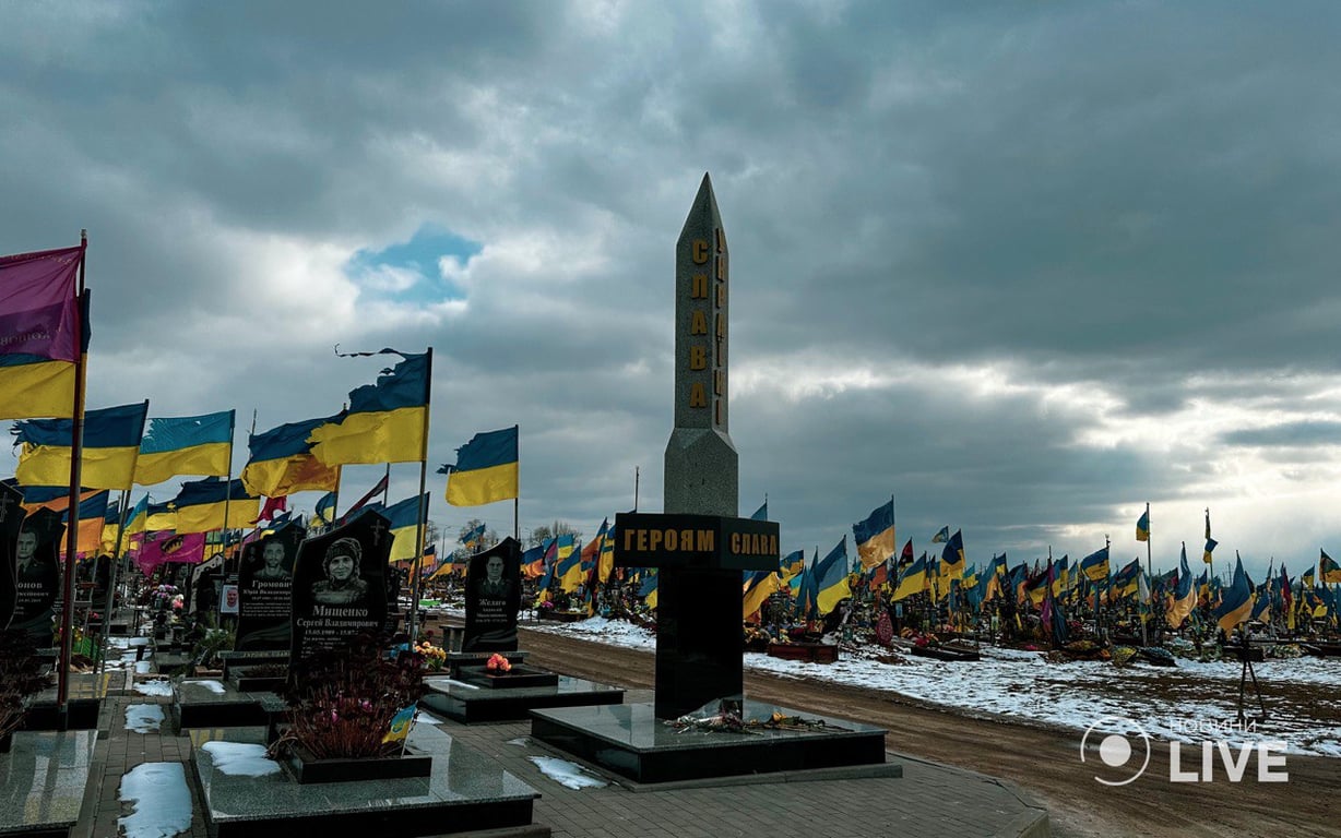 Место, где живет память — фоторепортаж из Аллеи Славы воинов на харьковском кладбище - фото 5