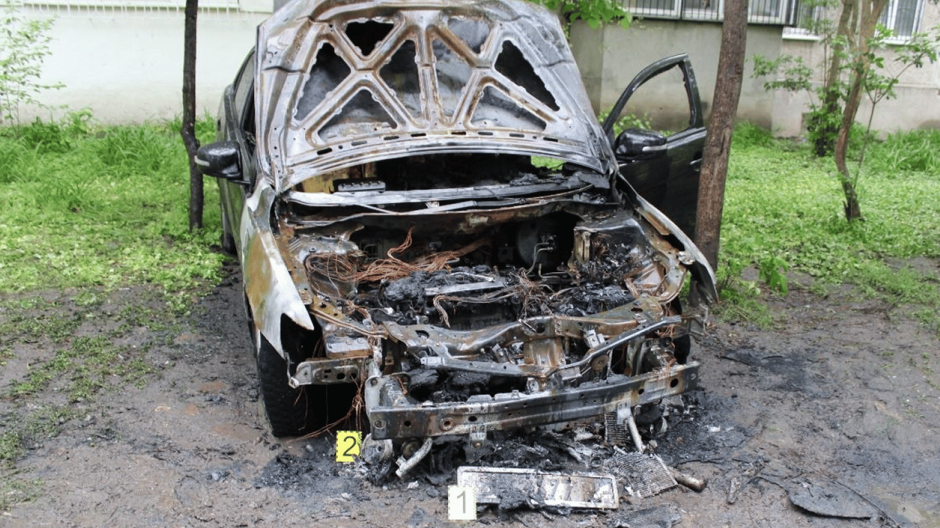 Знімали, як підпалювали чужий автомобіль — в Одесі затримали гостей із Херсона