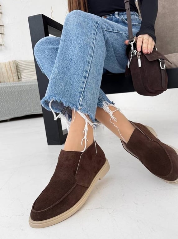 Коричневі лофери гармонійно доповнять будь-який образ