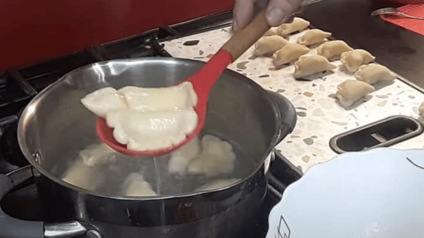 рецепт смачних вареників з сирною начинкою