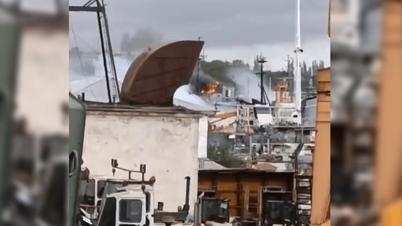 В тимчасово окупованому Криму горить ворожий корабель — деталі