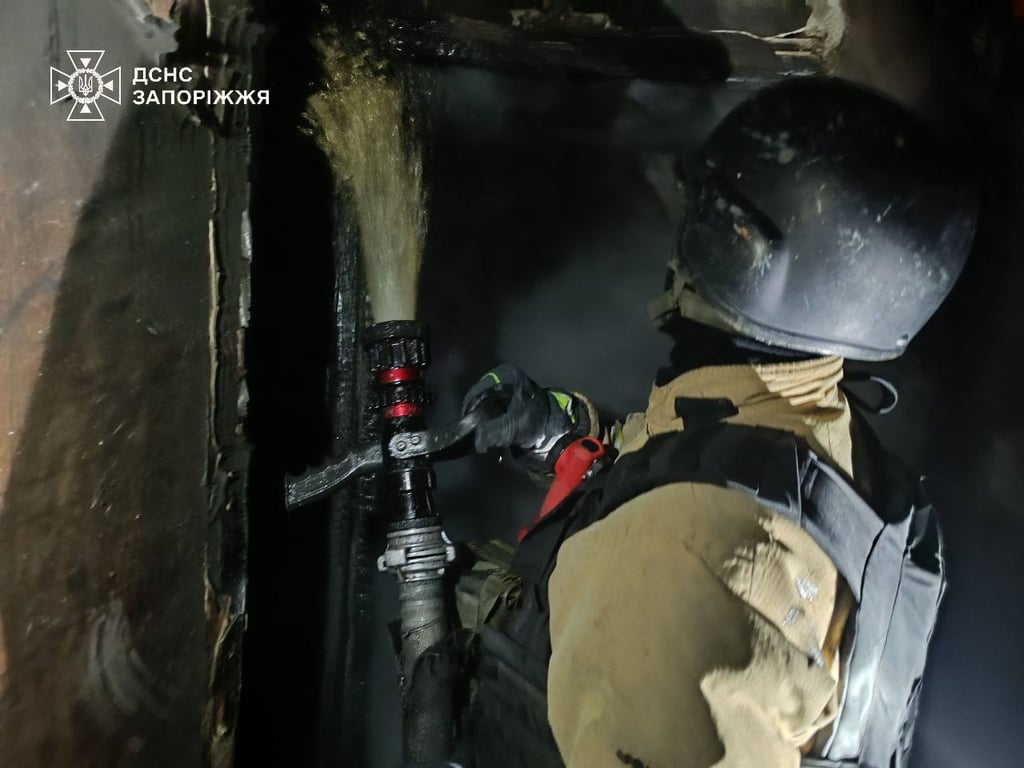 Жахливі наслідки удару РФ по Запоріжжю — ДСНС показала фото - фото 2
