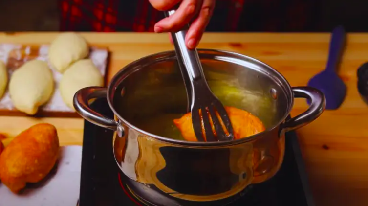 рецепт смажених пиріжків з яйцями та цибулею