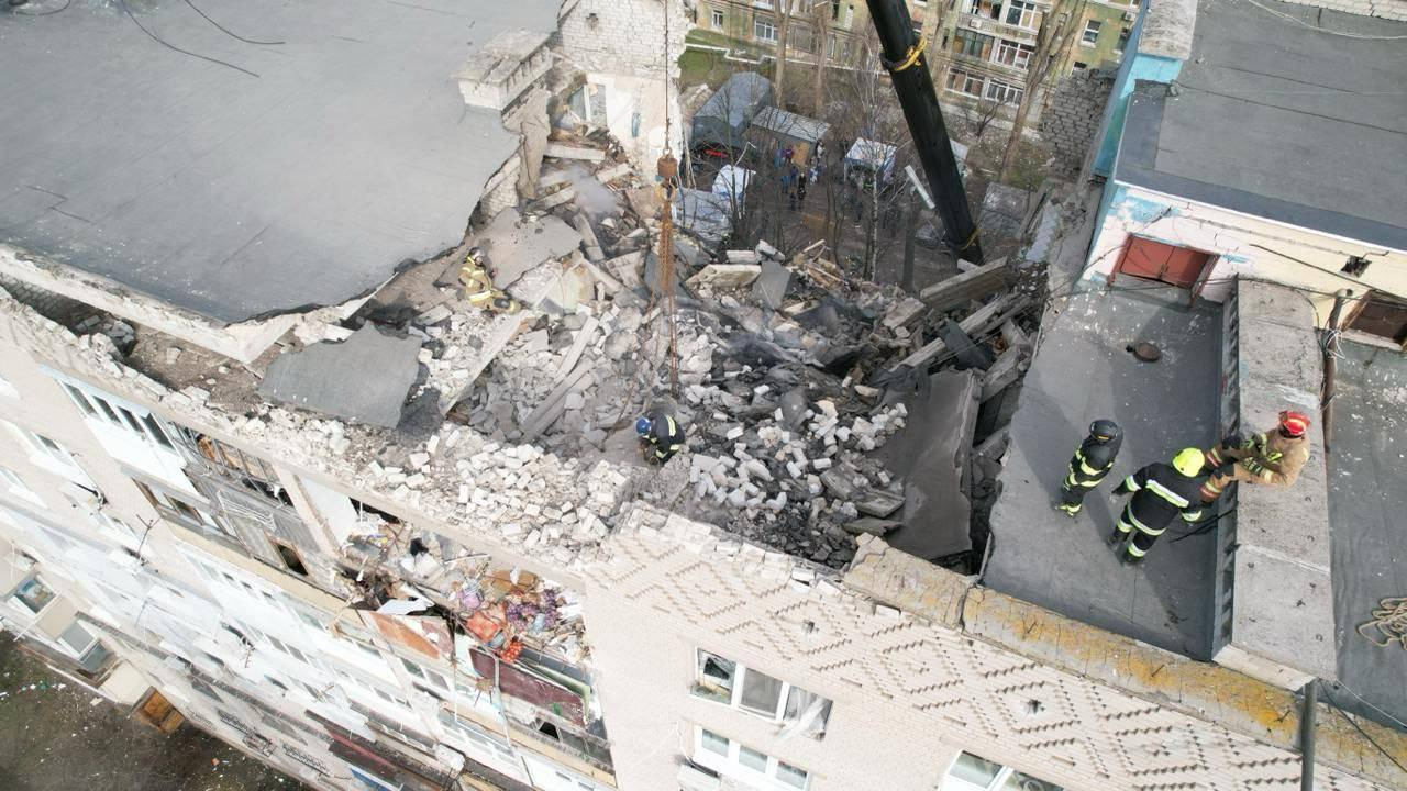 В поврежденной "шахедами" многоэтажке Днепра нашли тело погибшего - фото 2