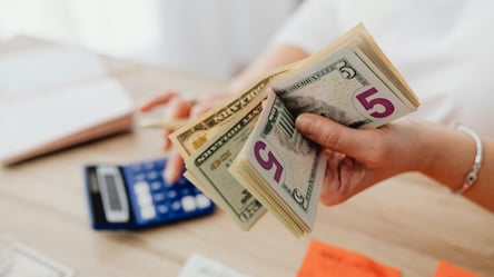 Колекційні долари: за скільки українці продають купюри з рідкісним номером - 285x160