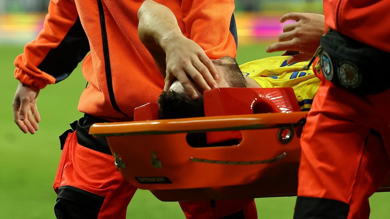 Алексея Гуцуляка забрали на носилках в матче с Чехией