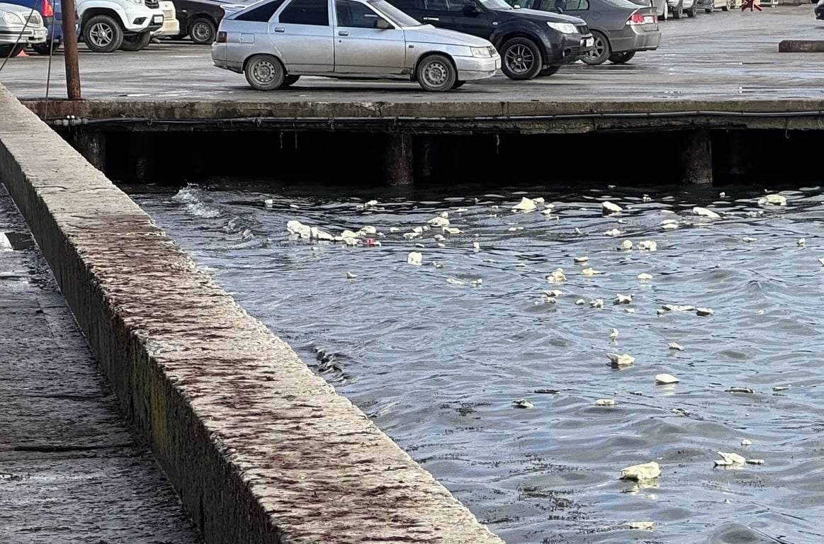 Бочки з-під огірків у морі