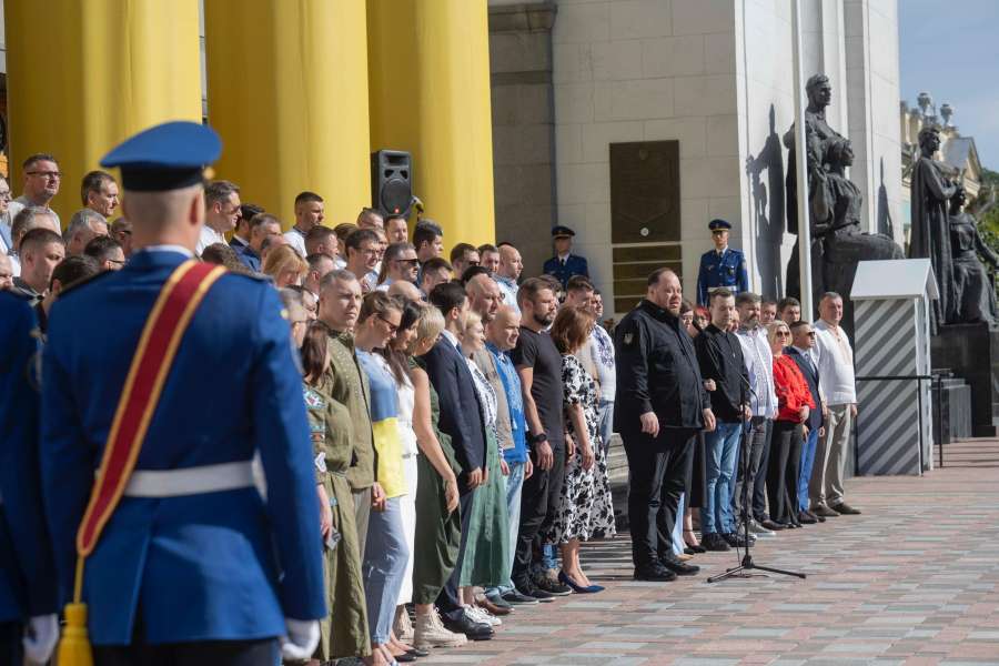 Возле Верховной Рады состоялась церемония поднятия флага Украины - фото 1