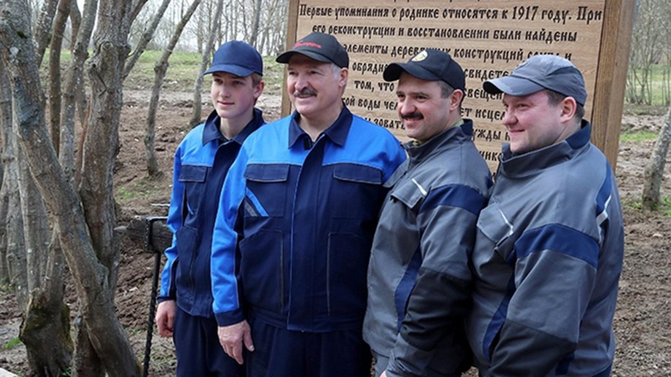 Самолет семьи Лукашенко ночью покинул Беларусь