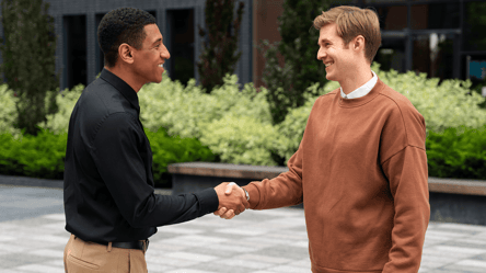 Чому чоловіки вітаються за руку — справжнє значення жесту - 285x160