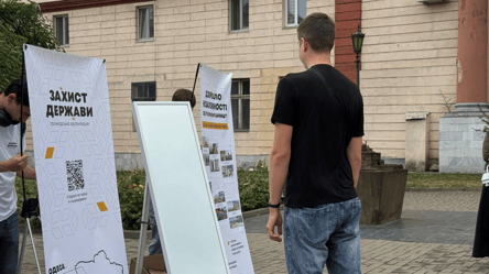 В Одесі біля Оперного театру з’явилося "Дзеркало Незалежності" - 285x160