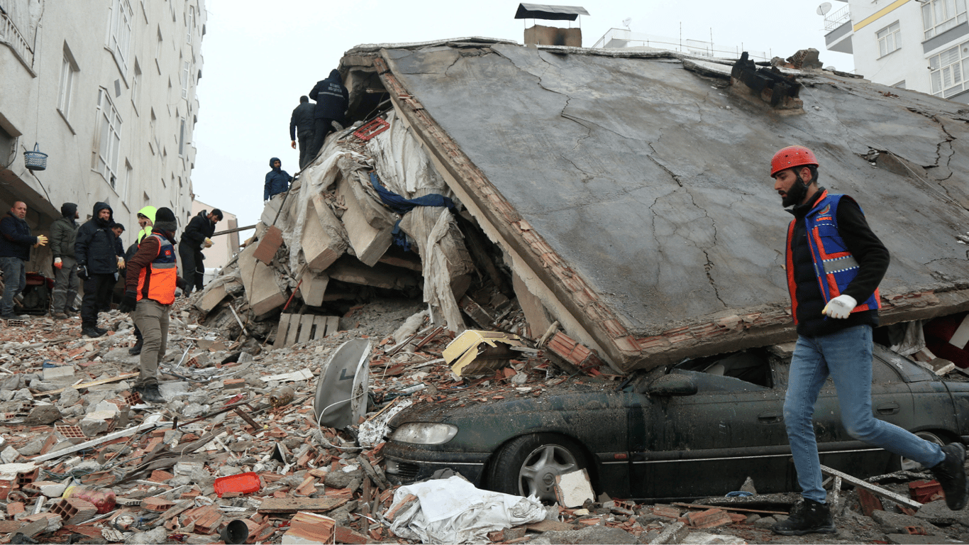 Час на пошуки вцілілих після землетрусу у Туреччині та Сирії спливає